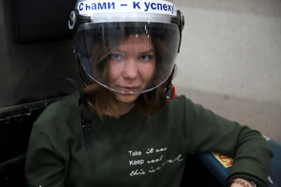 Девушка в шлеме с лозунгом УрГУПС на дне открытых дверей